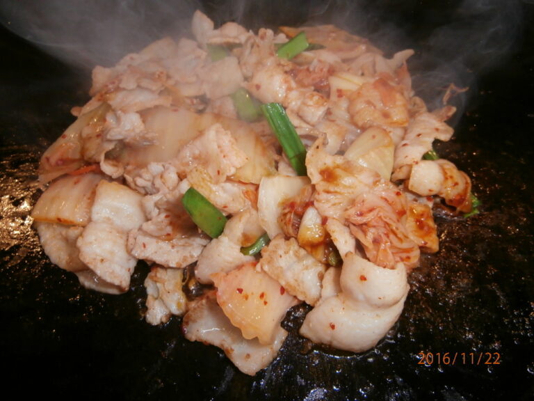 ポッカキムチ Pokka kimuchi (Stir fried the porks and kimuchi “korean picles”)