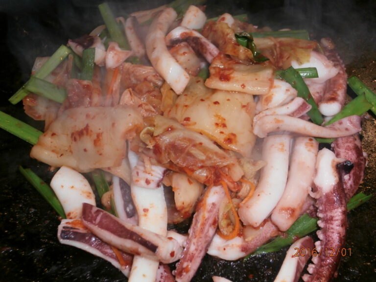 烏賊とキムチ炒 Ika-kimuchi (Stir fried squids and Kimuchi ” korean pickles”)