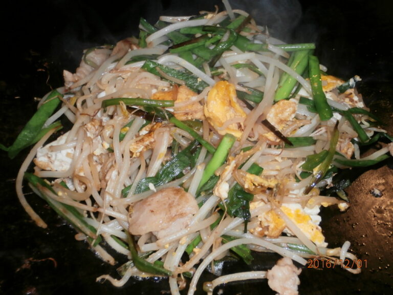 青ニラもやし炒め Stir fried chinese chives and bean sprouts and an egg