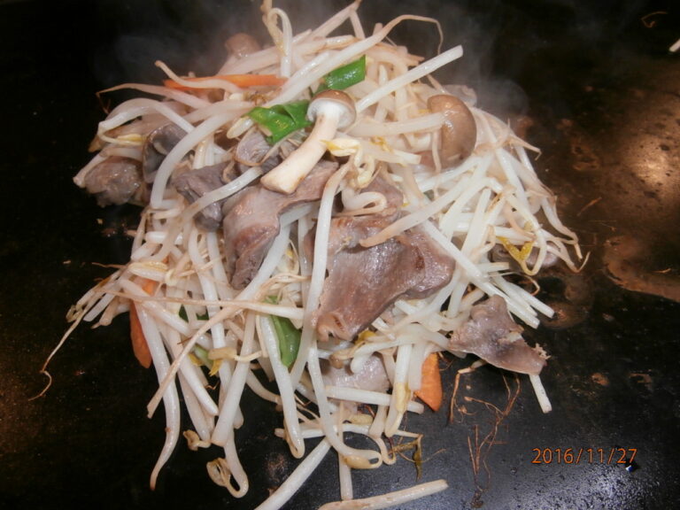 砂肝もやし炒め Sunagimo-moyasi-itame (Stir fried gizzards and bean sprouts )