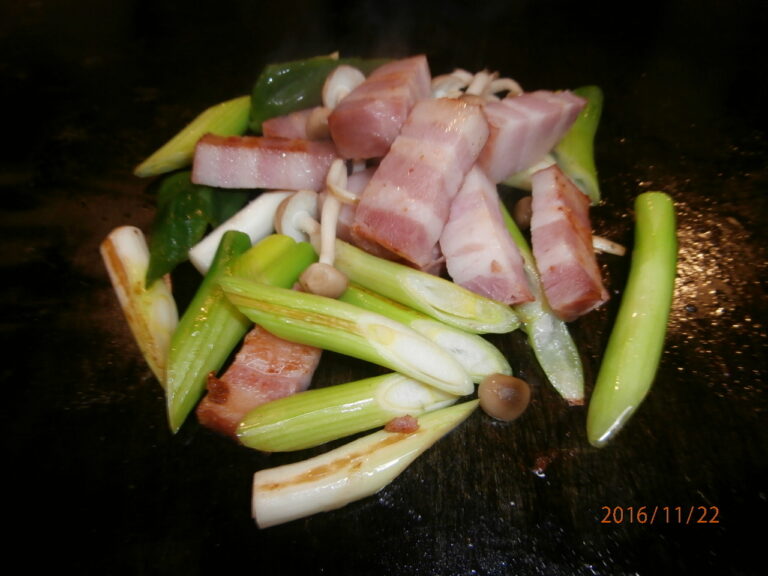 ベ－コンネギ炒め Stir fried bacons and green onions