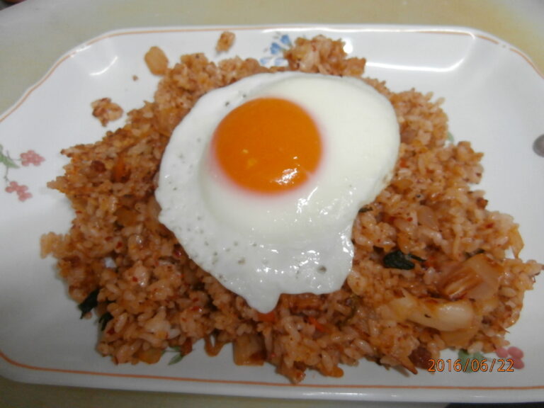 キムチ焼き飯 Kimuchi-Yakimesi (Fried rice with kimuchi “Korean pickles)