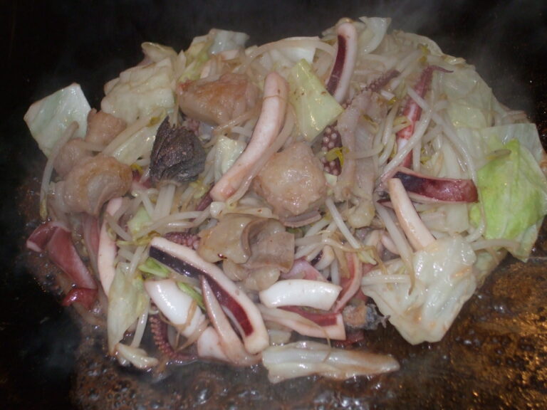 イカホル焼き Stir fried Squid and small intestines (Ika Horumon Yaki)