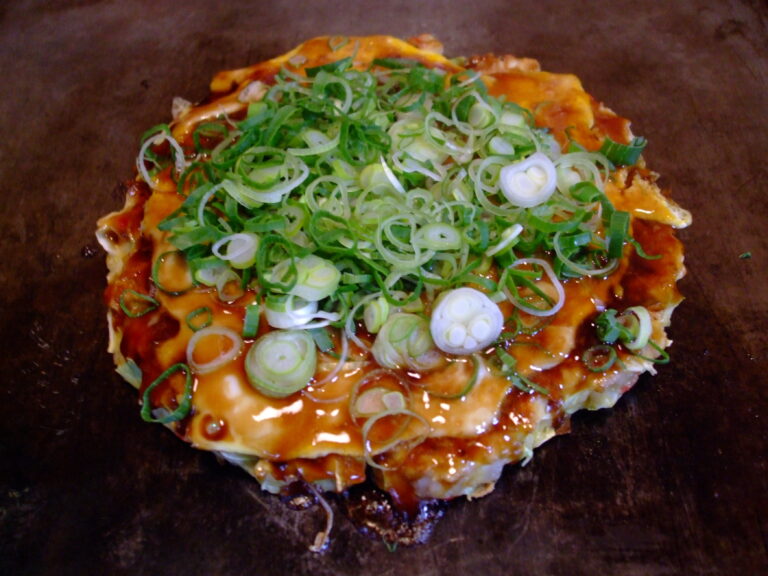自慢のお好み焼き　Okonomiyaki (Japanese pancake)