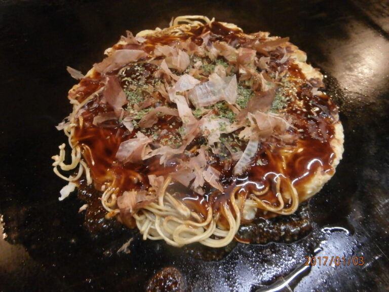 モダン焼き Modanyaki is a kind of Japanese pancake