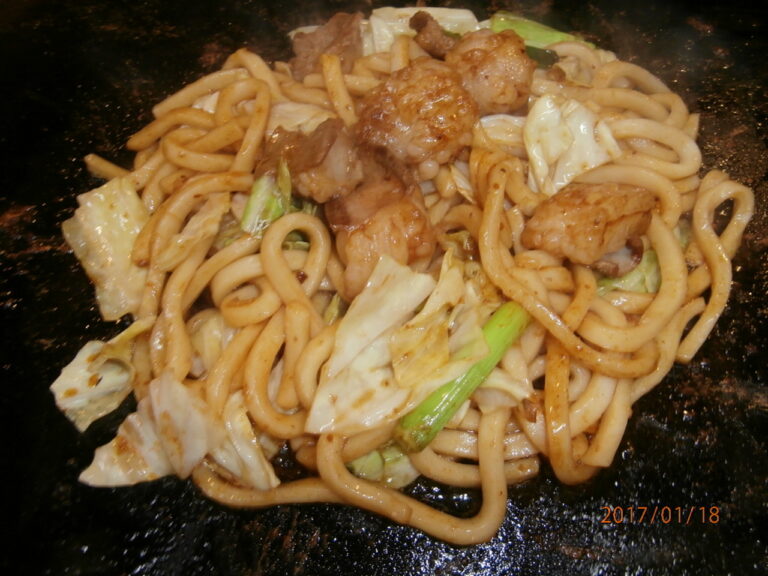 ホルモンうどん Horumon udon (Stir Fried small intestines with udon-noodle and cabbages)
