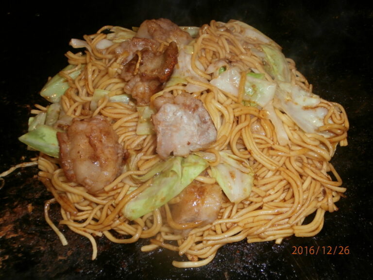 ホルモンそば Horumon soba (Stir Fried small intestines with soba”chainese-noodle” and cabbages)